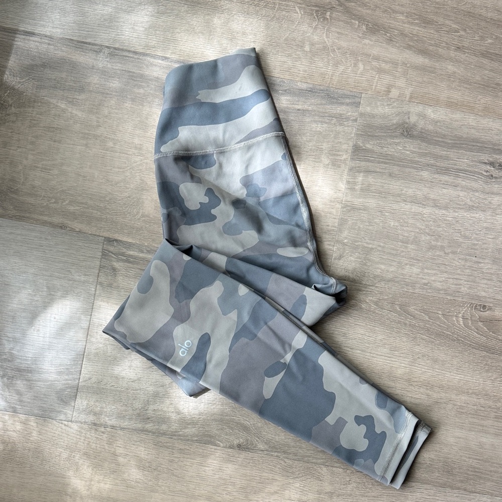 Alo Yoga Camo Leggings - tan and grey